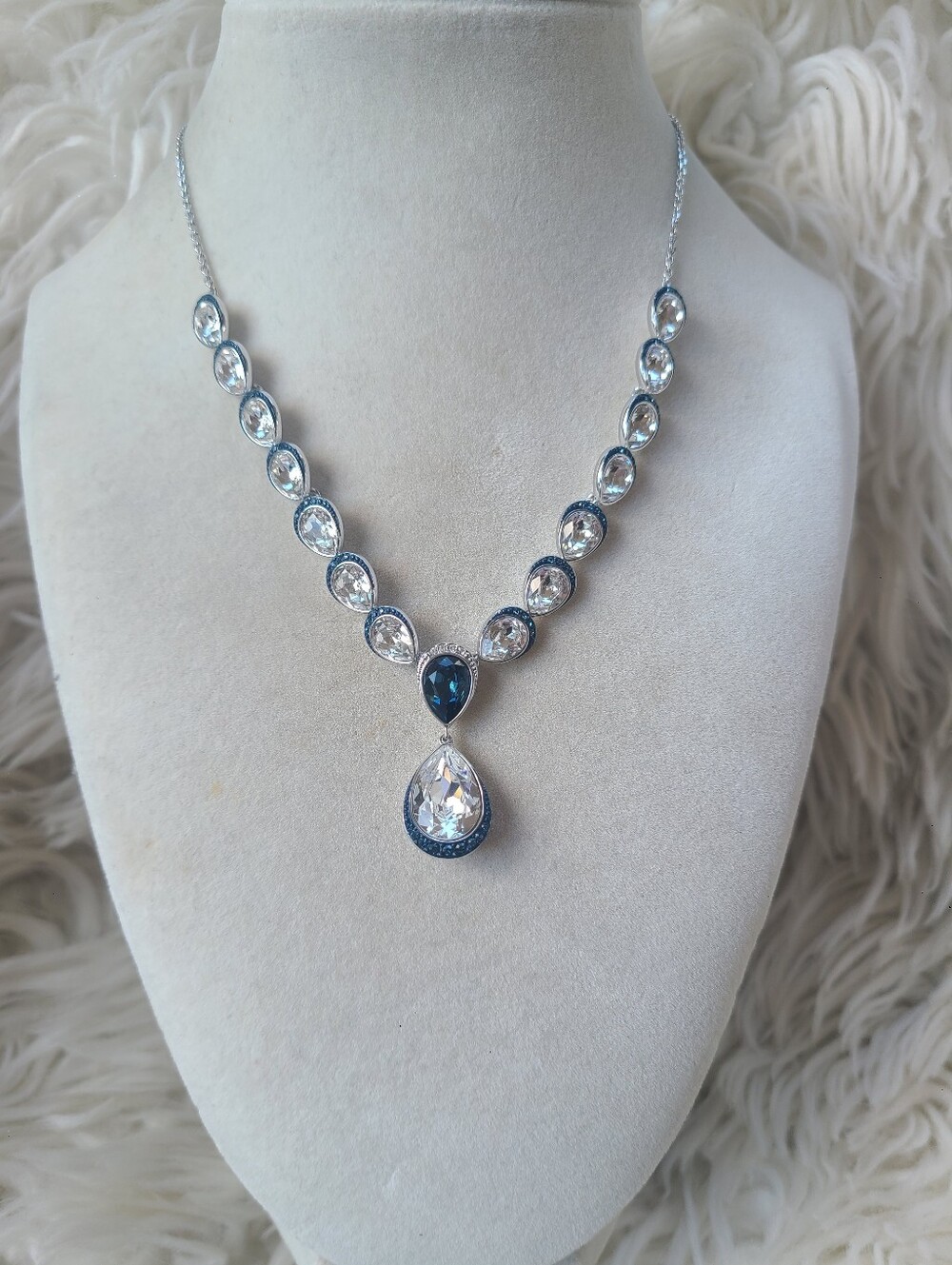Very Rare Beautiful Swarovski Feel Silver Toned Necklace- Great Condition
